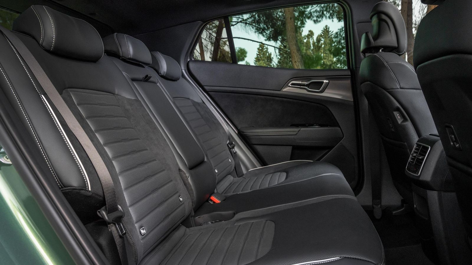 Bien dotado de espacio, la guinda sería disponer de una banqueta con regulación longitudinal. Sin ella, al menos sí cuenta con respaldos regulables en distintos grados de inclinación.