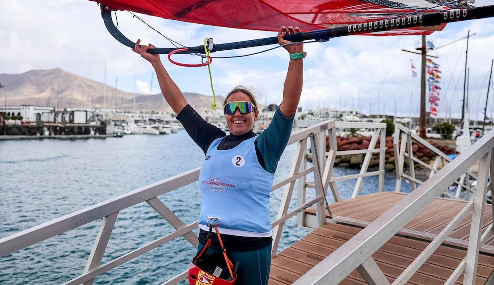 Pilar Lamadrid levanta su tabla tras su último triunfo en Lanzarote.