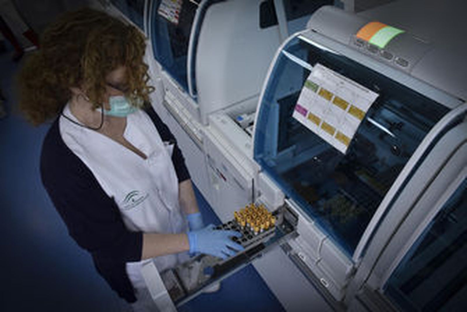 Una profesional en el Laboratorio Virgen del Rocío.