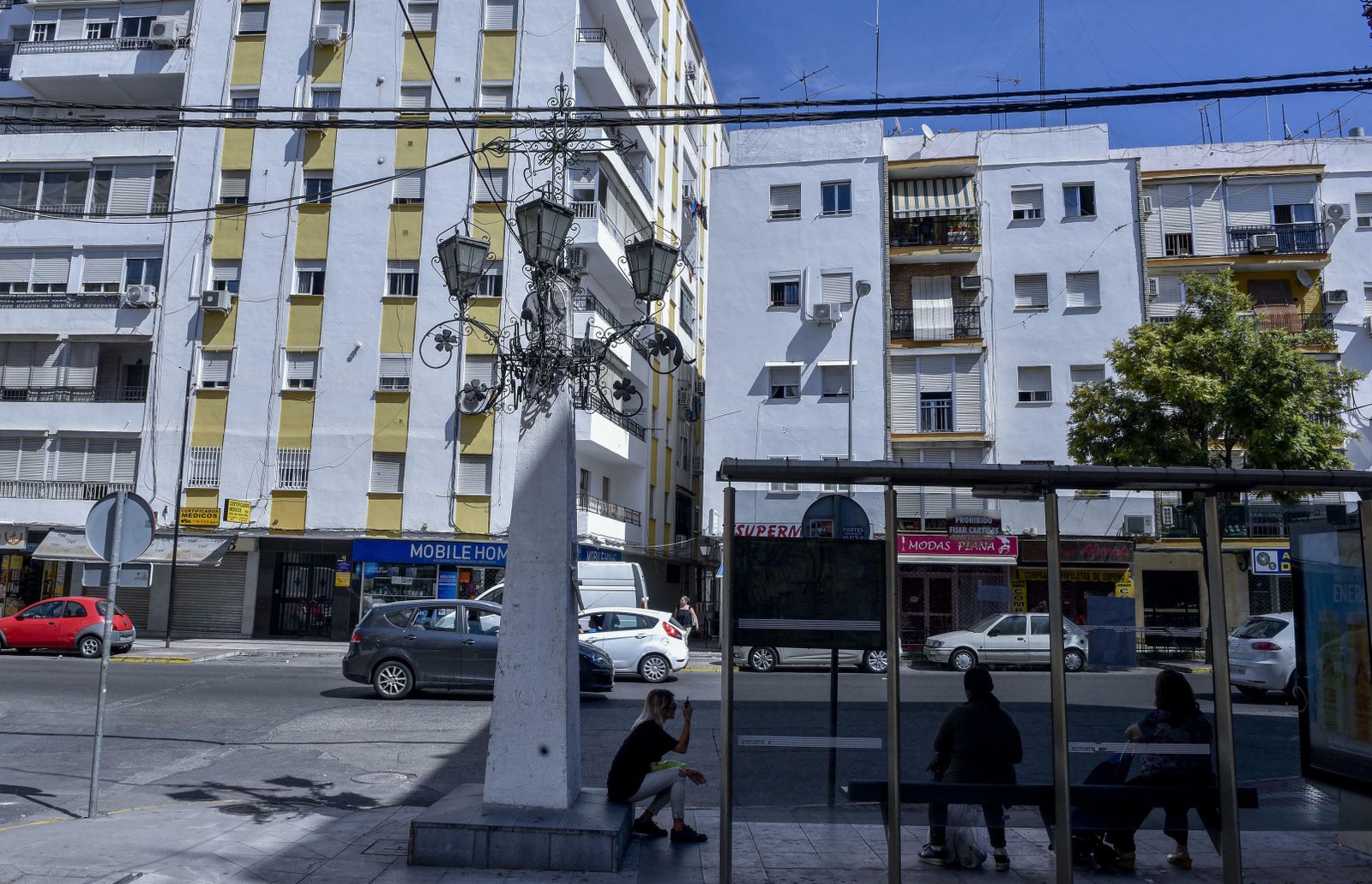 Una parada de autobús en la zona de la avenida de Mairena.