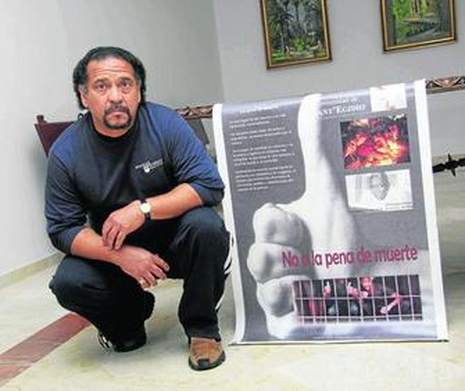 Juan Meléndez, en la Facultad de Derecho de Sevilla, junto a un cartel de la comunidad de Sant'Egidio contra la pena de muerte.