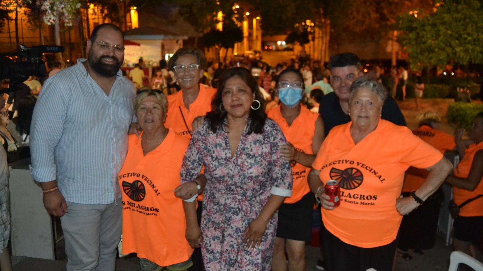 El concejal Javier Bello, junto a la presidenta de la barriada de Los Milagros Roxana Cavero, y las voluntarias.