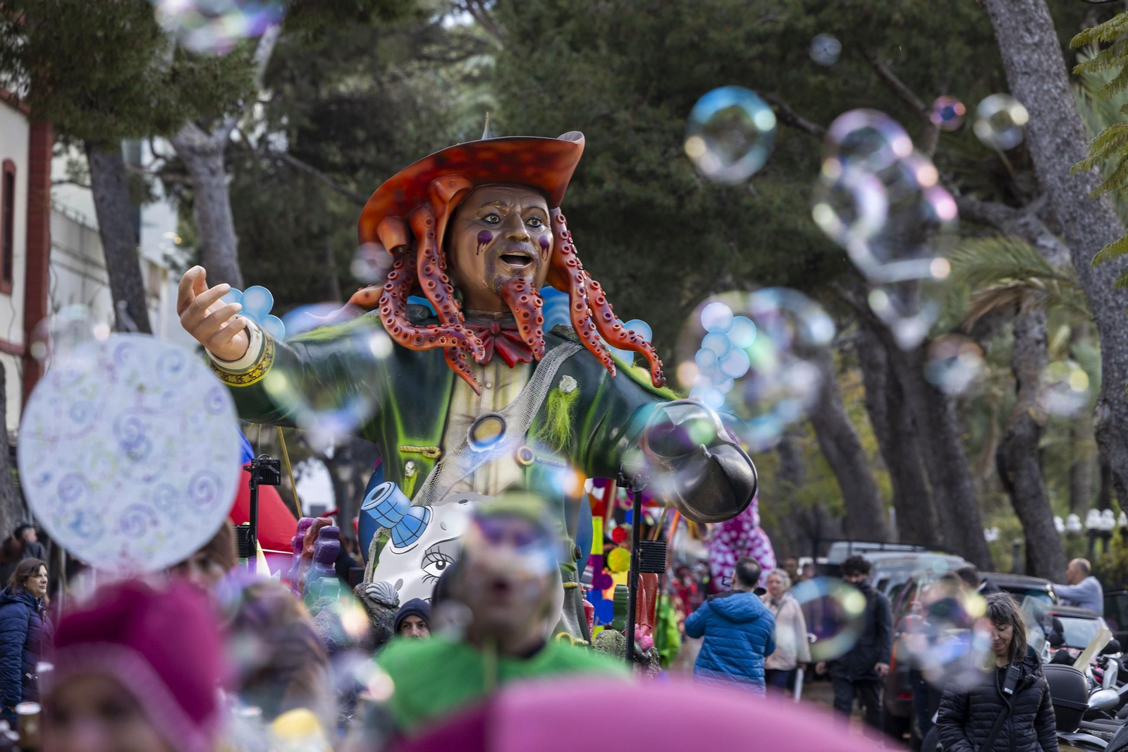 Las imágenes de la Cabalgata del Humor del Carnaval de Cádiz 2025