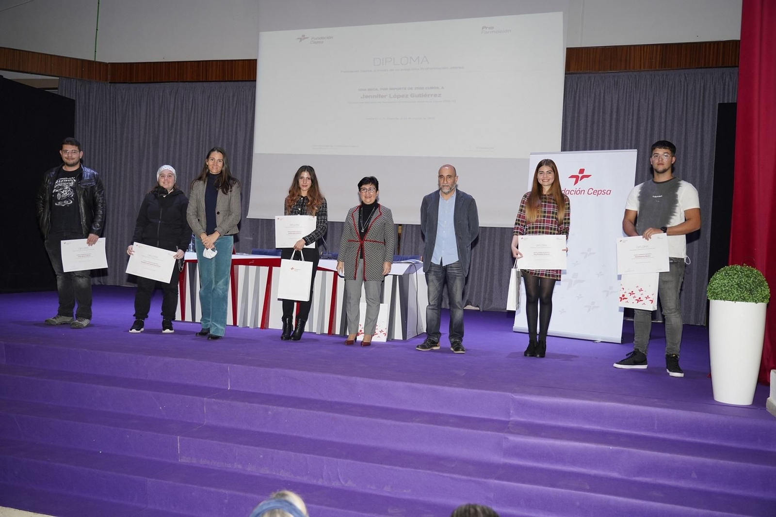 Momento de entrega de Diplomas por parte de la Fundación Cepsa en la anterior edición.