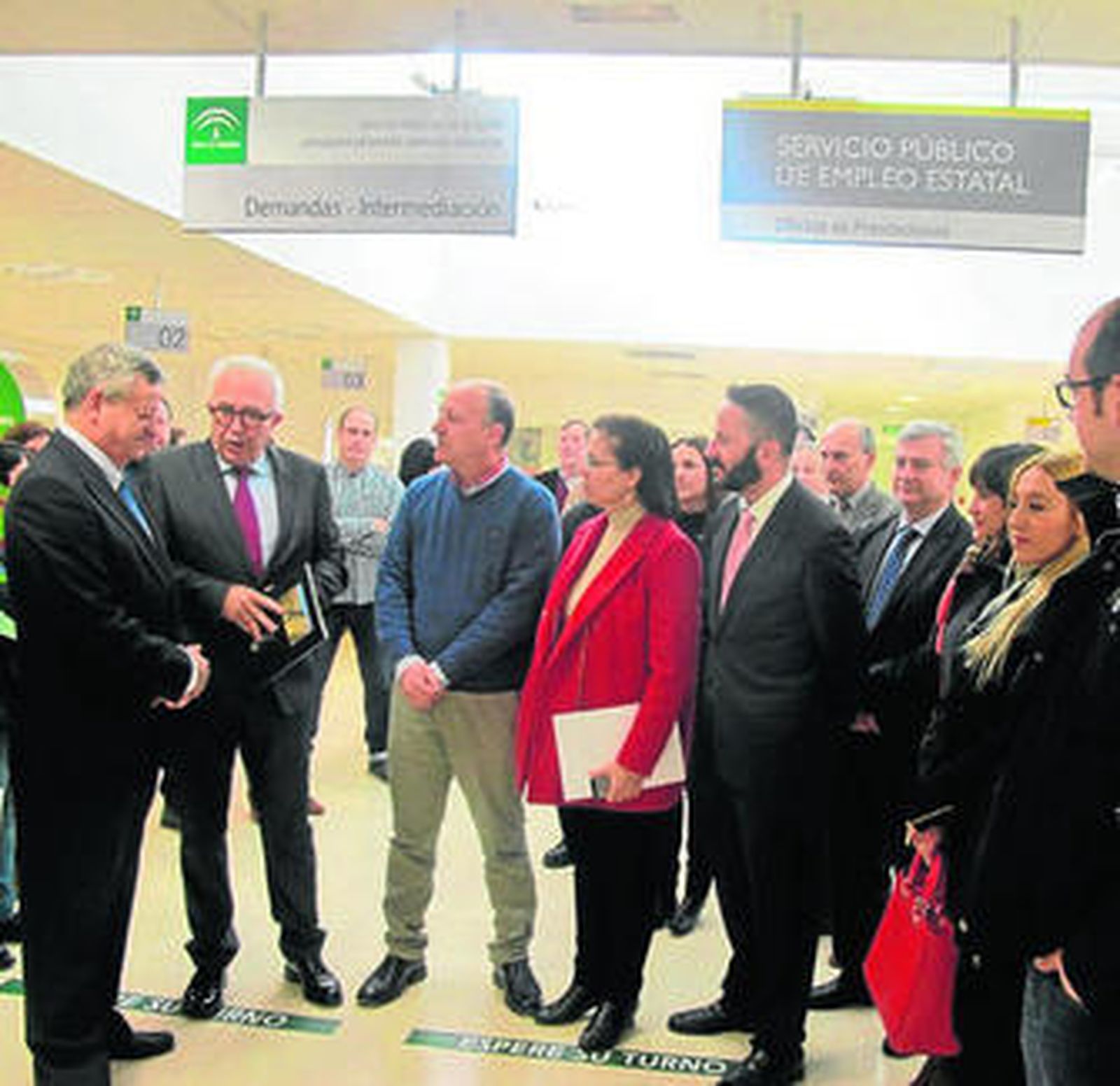 Sánchez Maldonado junto con Martínez-Carlón en la nueva Oficina de Empleo.