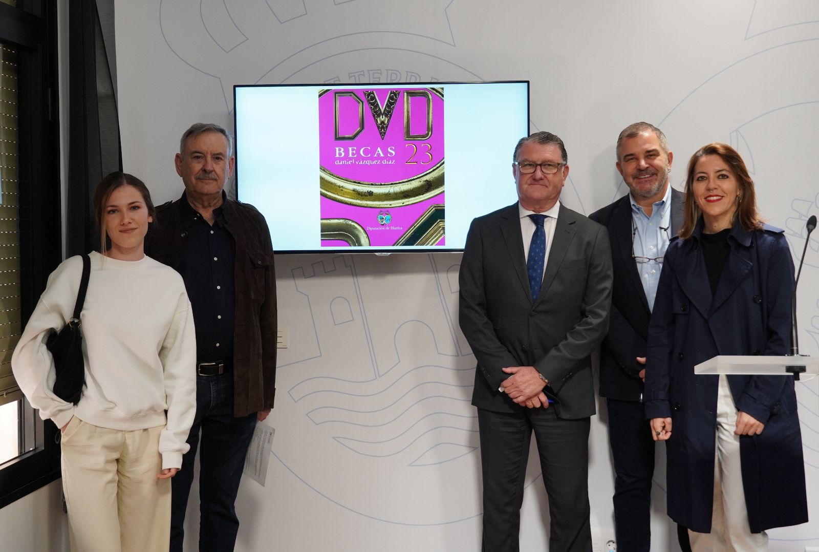 Las artistas plásticas Rosa Aguilar y Silvia, ganadoras de las becas Daniel Vázquez Díaz de la Diputación Provincial de Huelva.