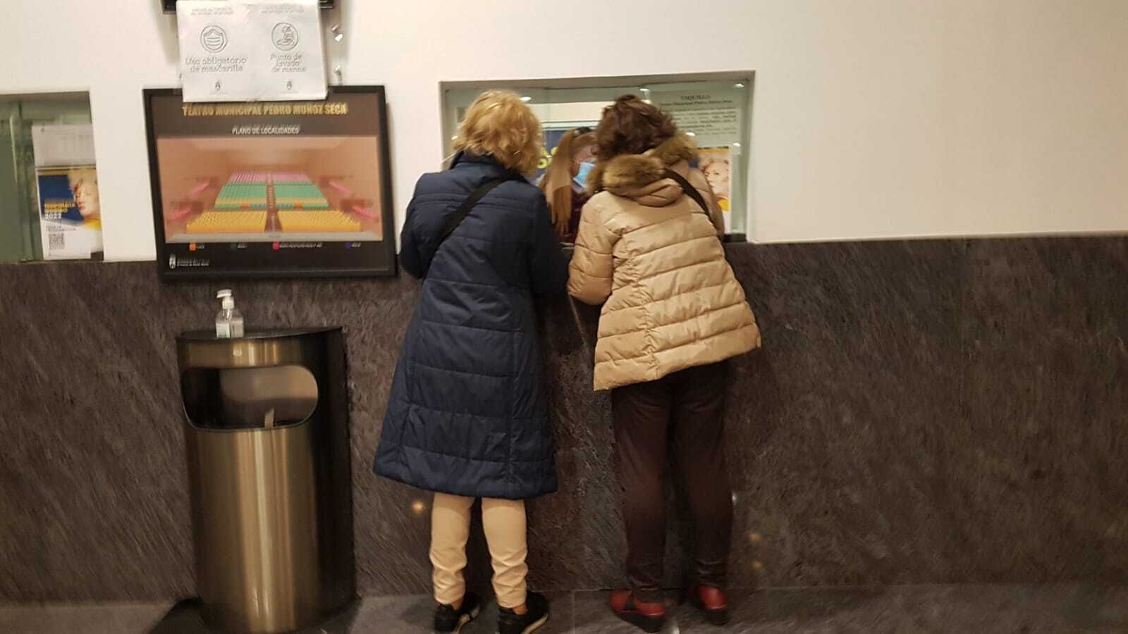 La taquilla del teatro de El Puerto se abre este lunes para la compra de entradas de la nueva temporada.