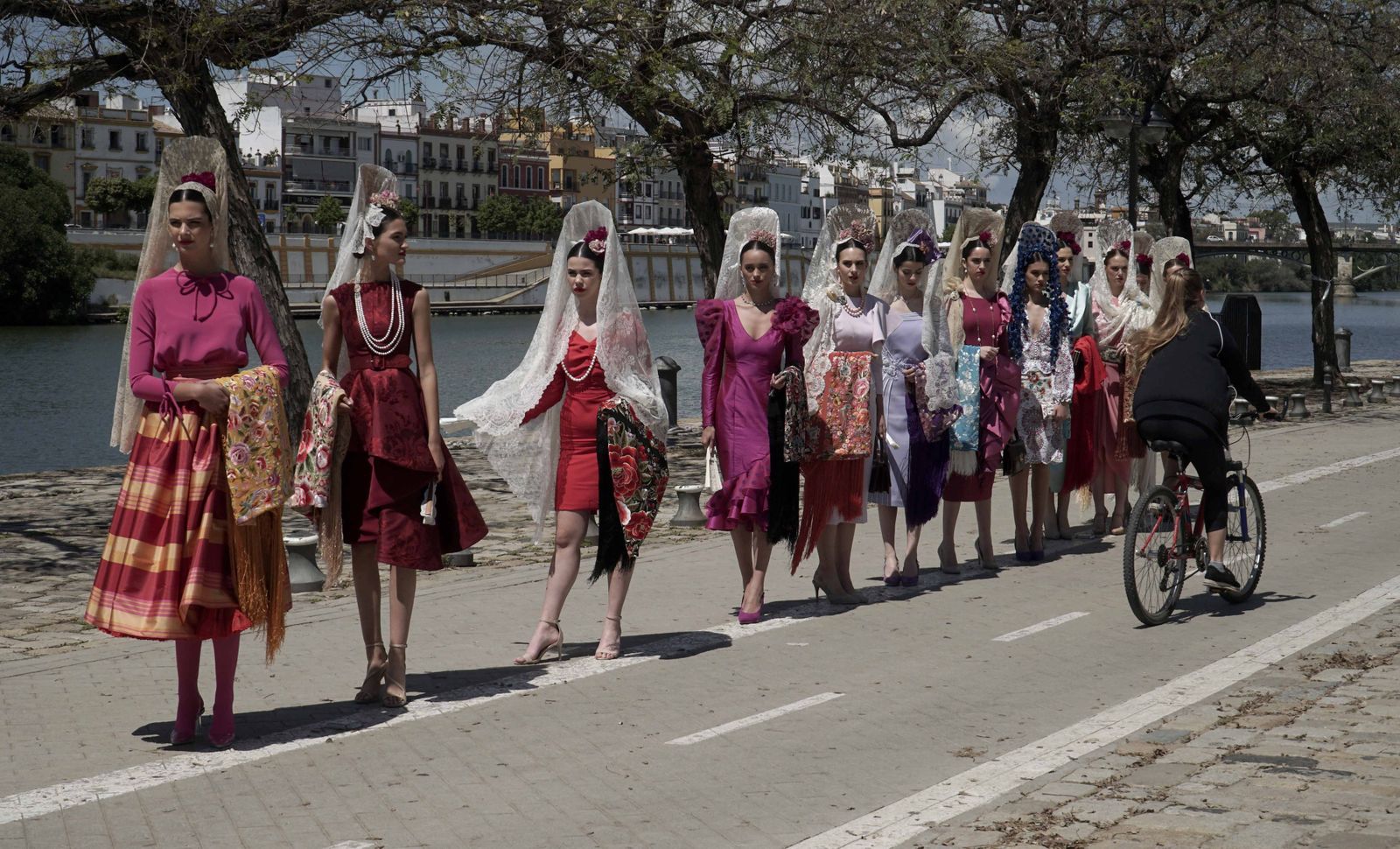 Desfile de mantillas blancas en la preferia