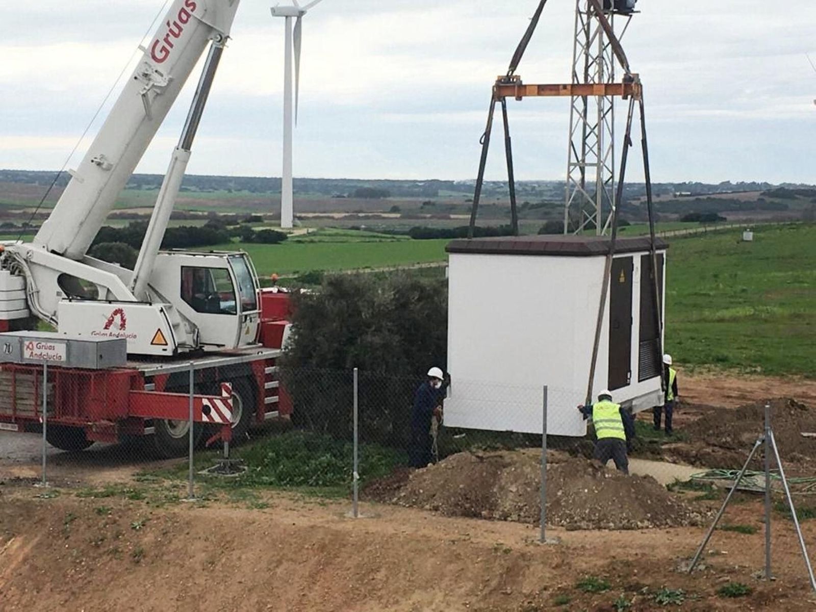 Momento de la instalación del transformador para el abastecimiento eléctrico.
