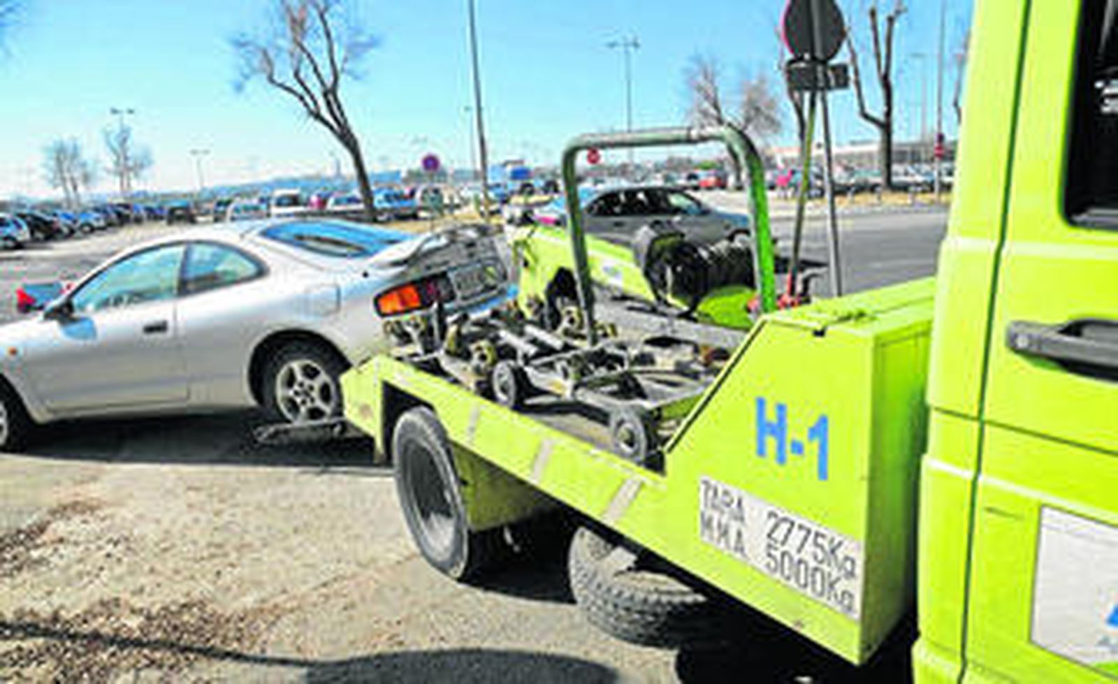 La grúa retira un coche del Charco de la Pava, en una imagen reciente.