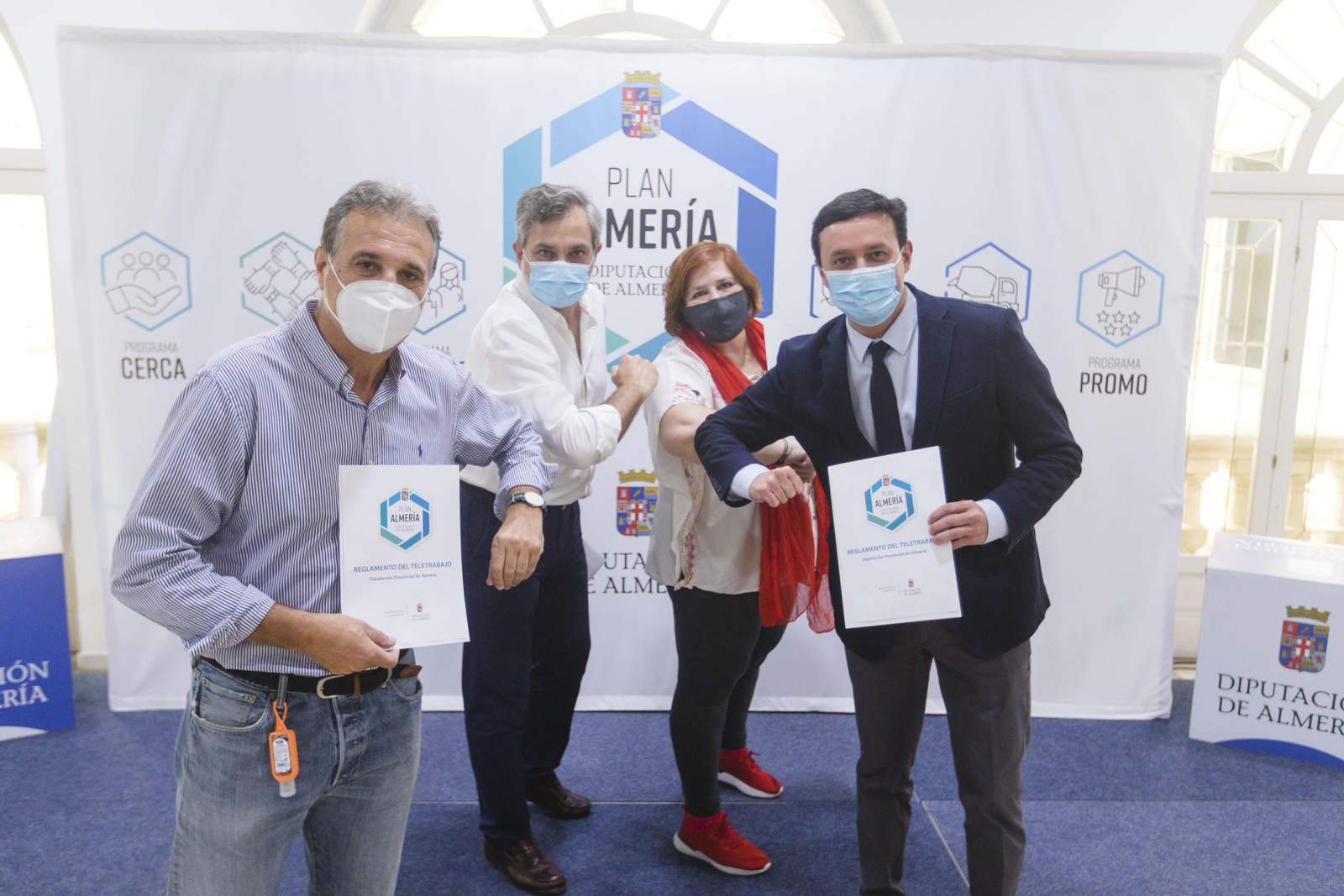 El presidente, Javier A. García, con los representantes de CSIF y CCOO.