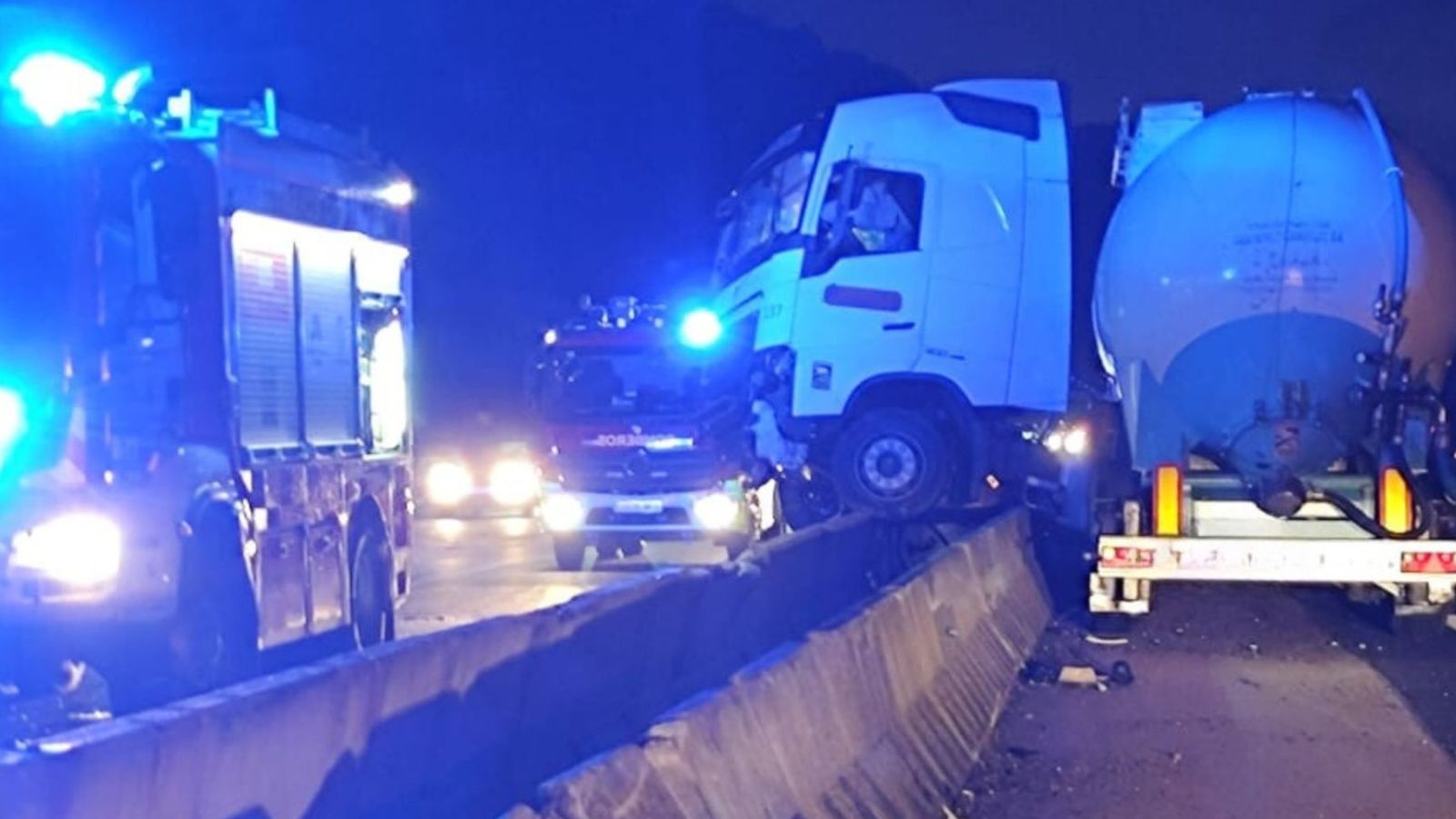 El camión siniestrado contra la mediana.