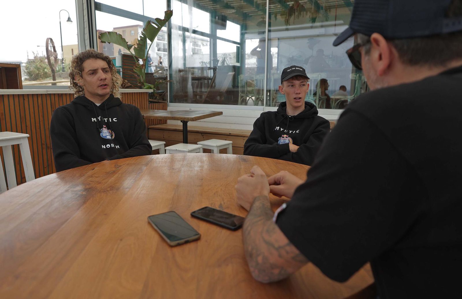 Fotos de Lorenzo Casati y Valentin Hoenderop, participantes del Red Bull King of the Air Tarifa 2025