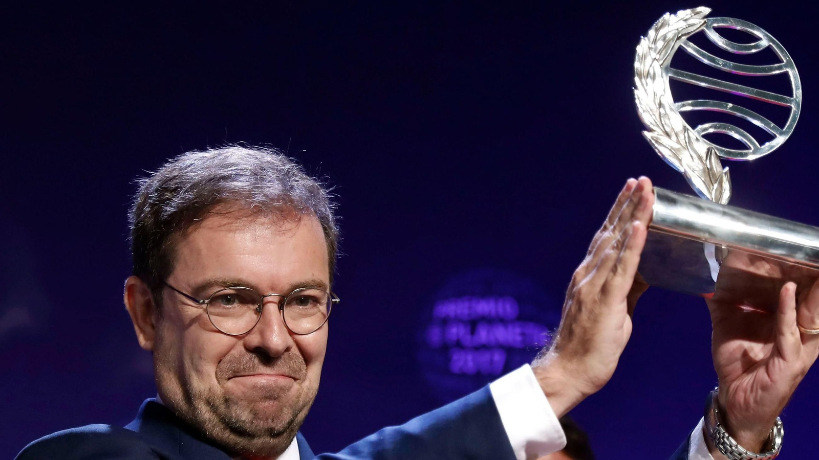 Javier Sierra recogiendo el premio Planeta en 2017.