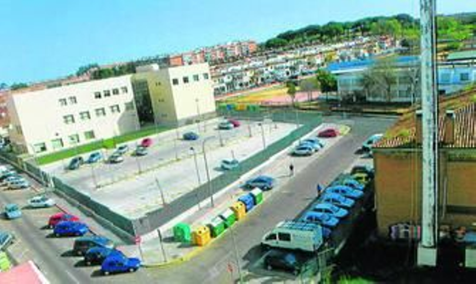 A la derecha, el mástil que soporta las antenas junto a la biblioteca municipal y el colegio Poetas Andaluces.