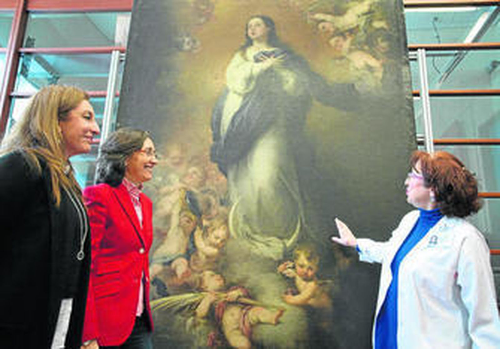 Valme Muñoz y Rosa Aguilar atienden a las explicaciones de la jefa del taller del Bellas Artes, Fuensanta de la Paz, ante el lienzo de 'La Niña'.