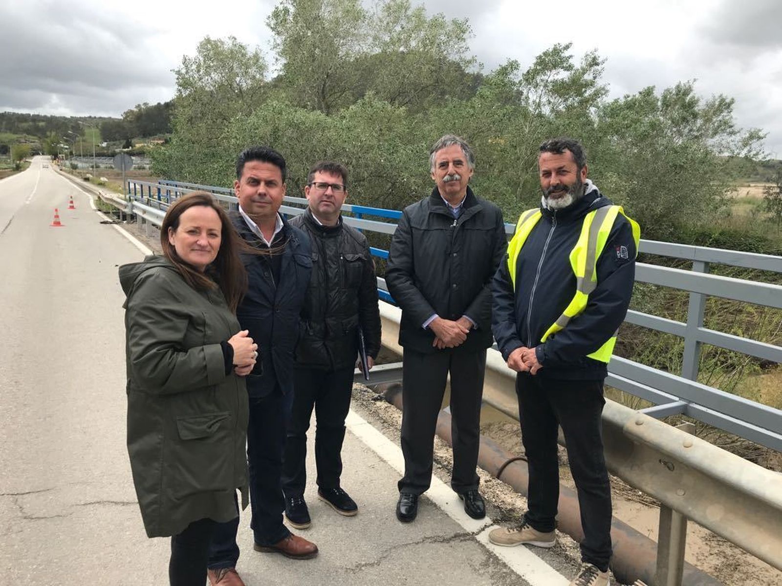 La diputada Encarnación Niño visitando la obra de la pasarela de Torrecera.
