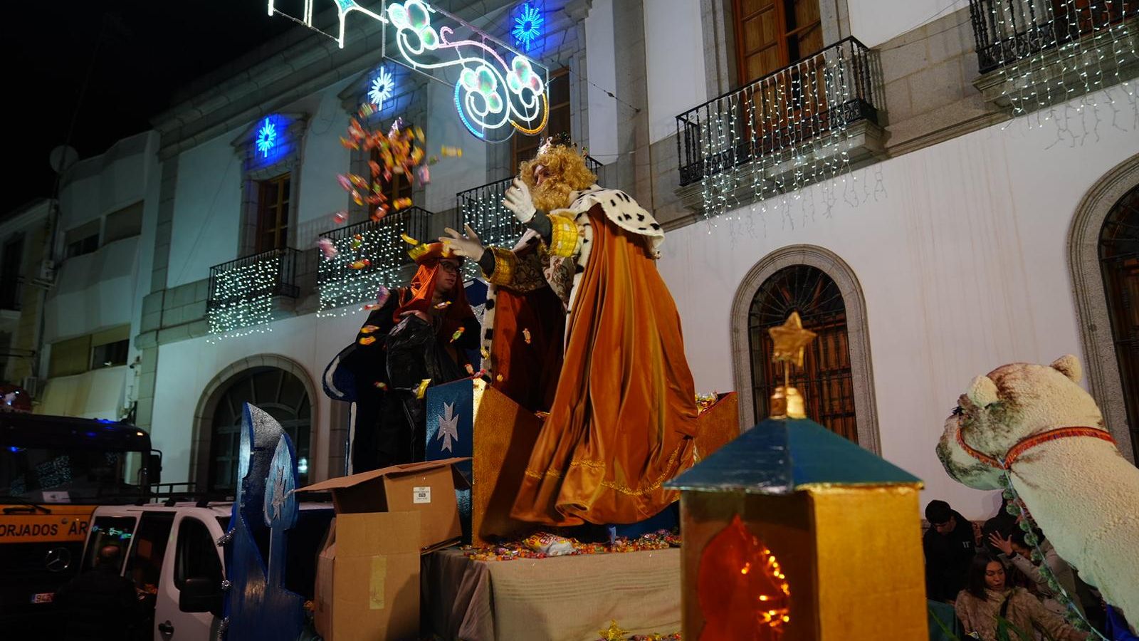 Gaspar arroja caramelos en Pozoblanco.