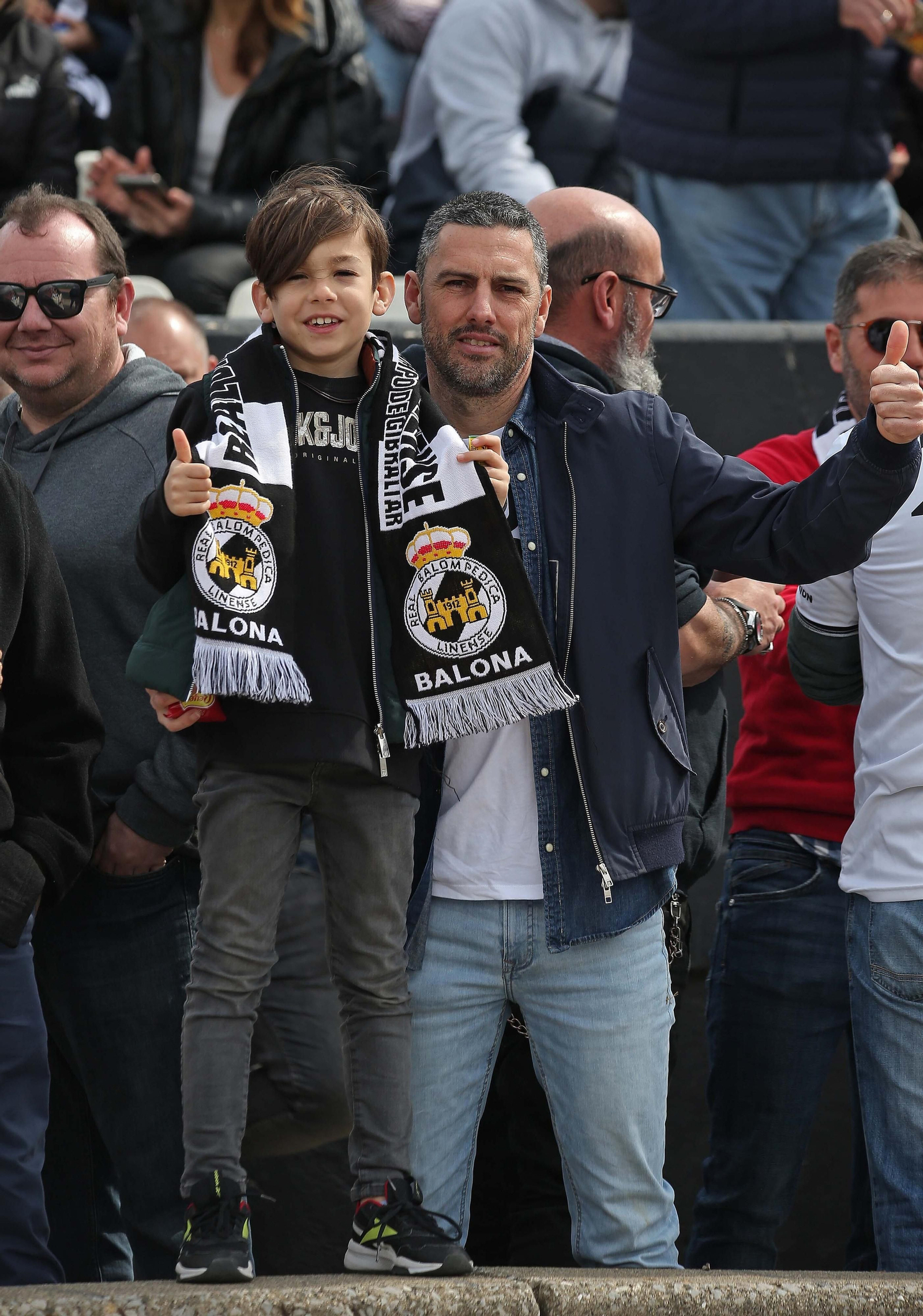 Fotos de la afición durante el Balona - Deportivo de La Coruña en el estadio municipal de La Línea