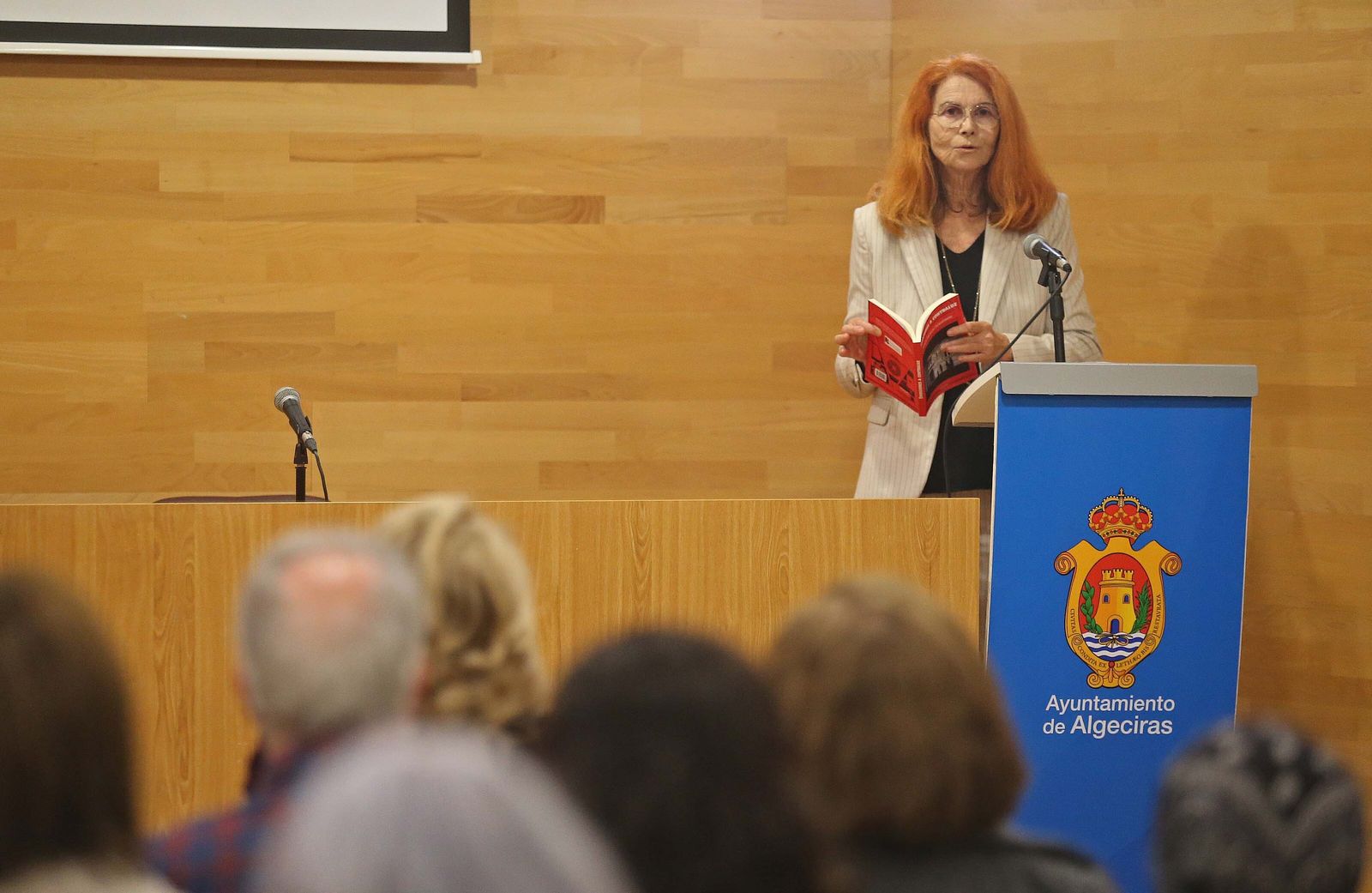 Fotos de la presentación del libro  'Emociones a Contraluz' del grupo literario Infusiónate en Algeciras