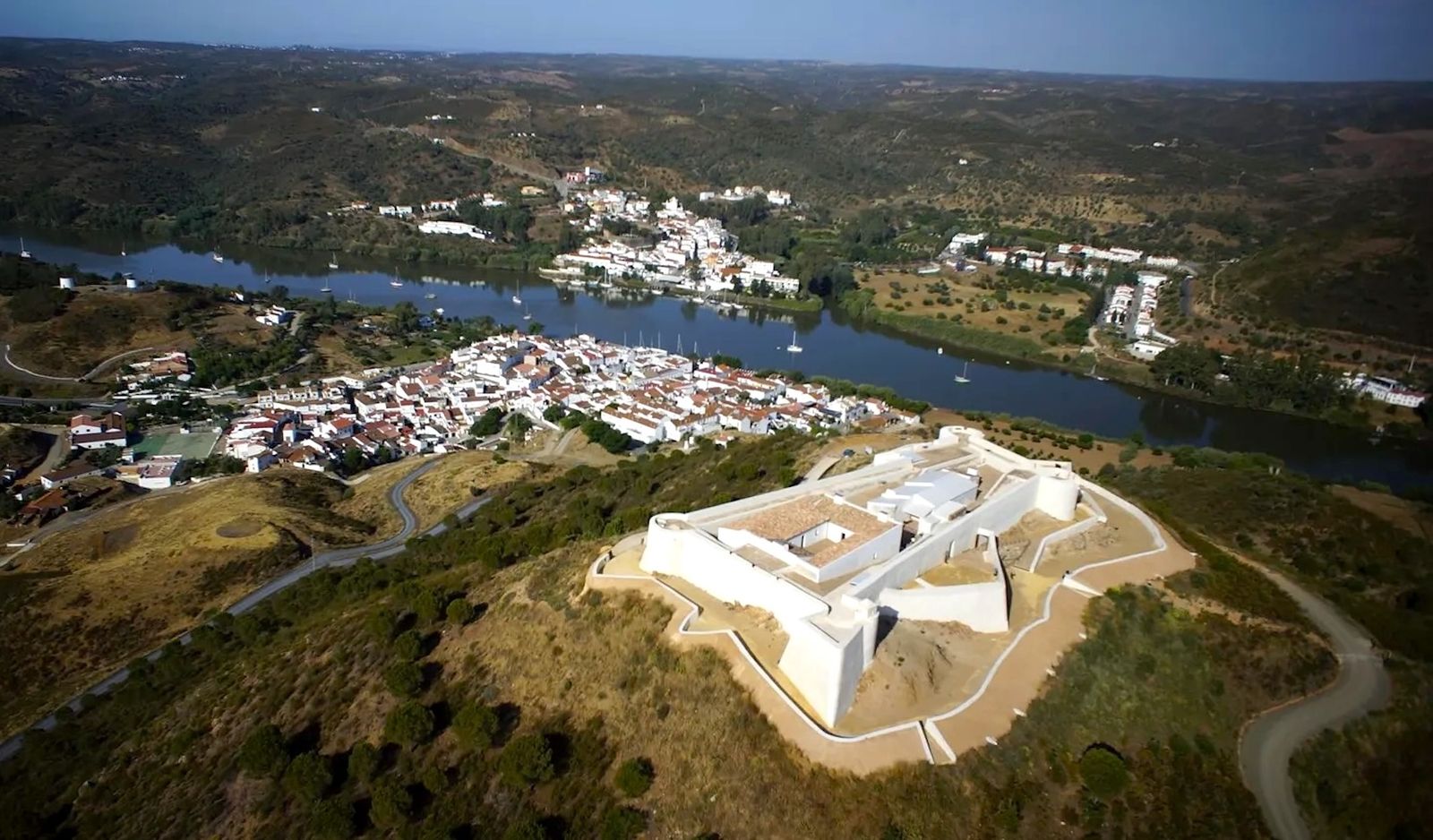 Un castillo que mira a Portugal y con vistas de postal