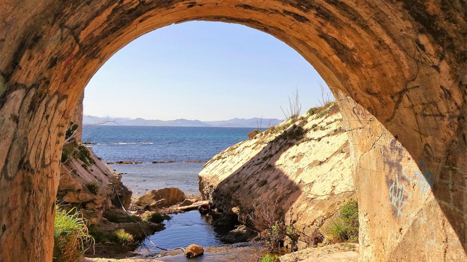 Boca de salida vista desde el interior del túnel. Al fondo, África.