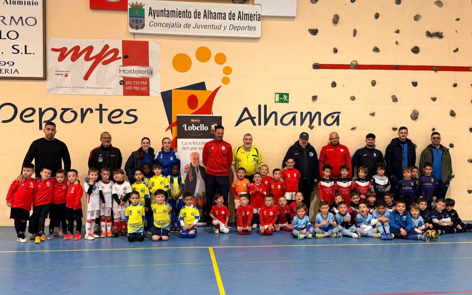 Los distintos equipos participantes posan en grupo al término de la concentración celebrada en Alhama de Almería.