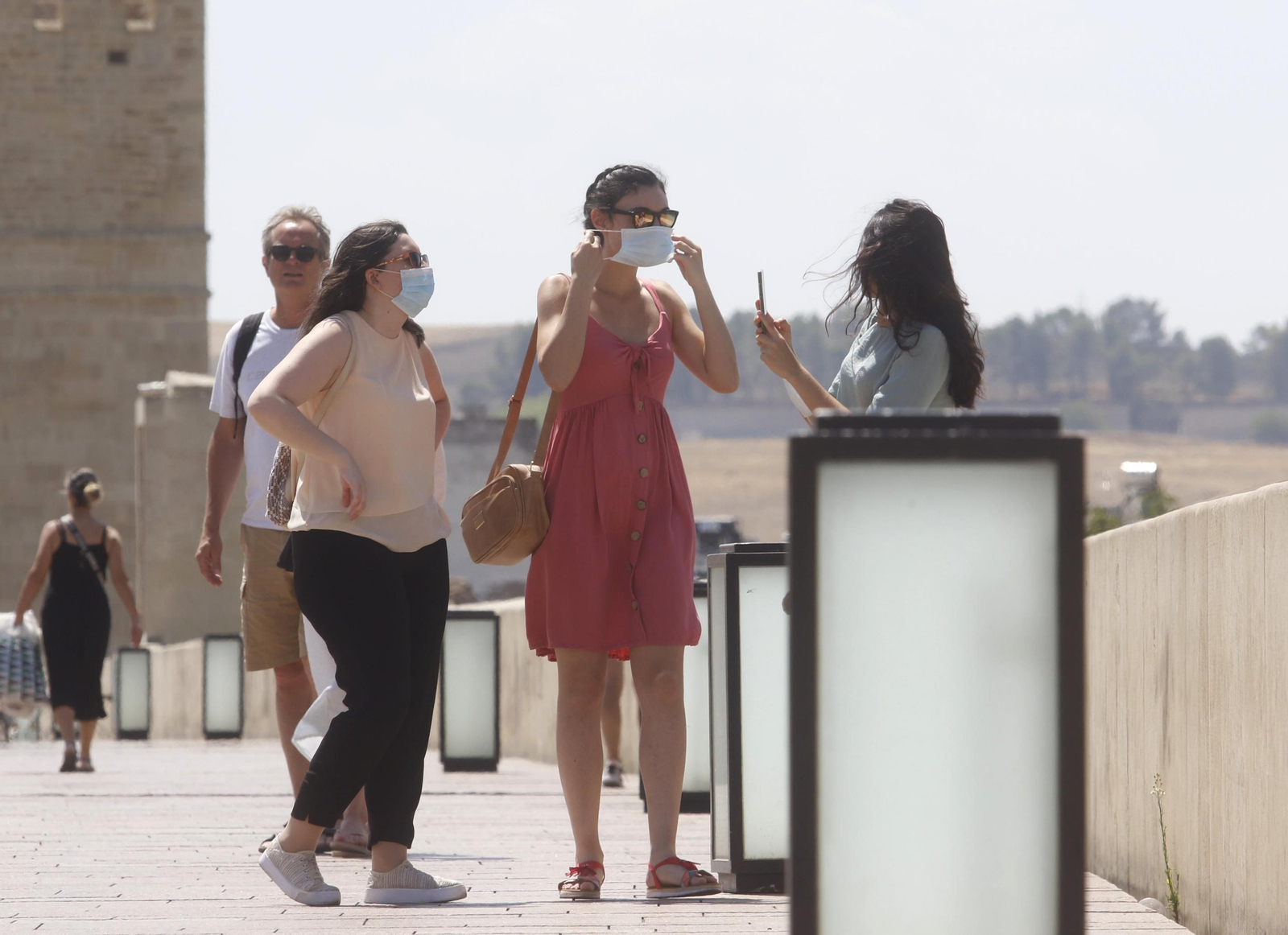 Varias personas se fotografían en el Puente Romano de Córdoba. Varias personas se fotografían en el Puente Romano de Córdoba.