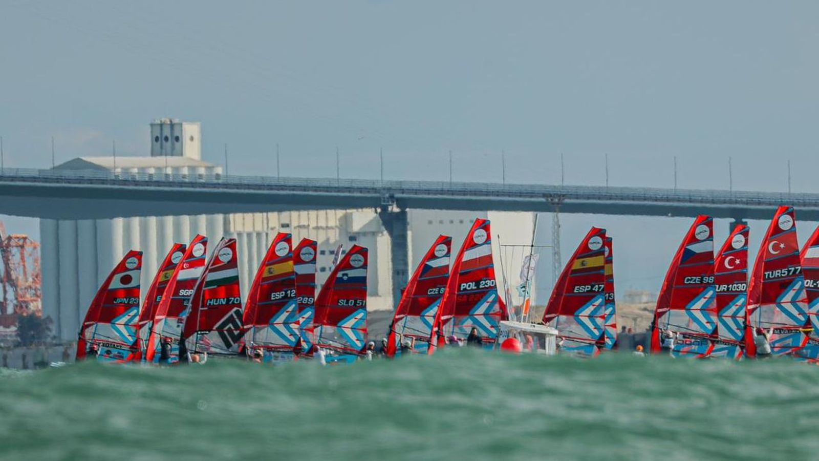 La flota sale a faenar en la bahía de Cádiz.