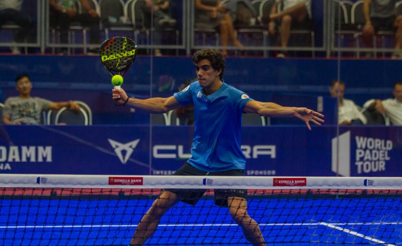 Juan Lebrón conecta una volea en la pista brasileña.