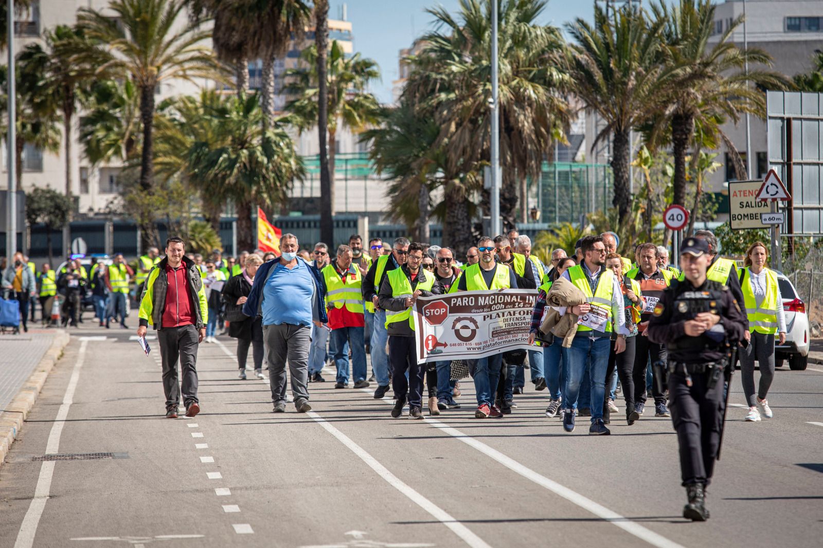 Los manifestantes, a su paso por la Avenida de Astilleros.