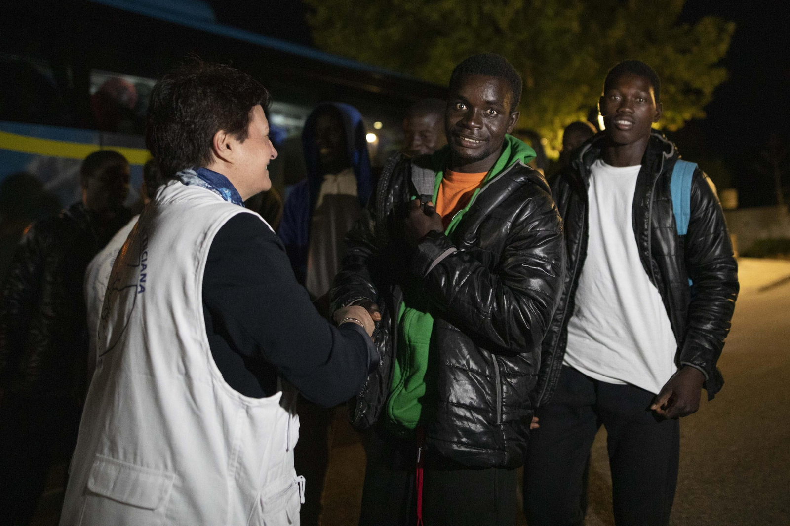 Así ha sido la llegada al albergue granadino de Víznar de más de un centenar de migrantes llegados de Canarias