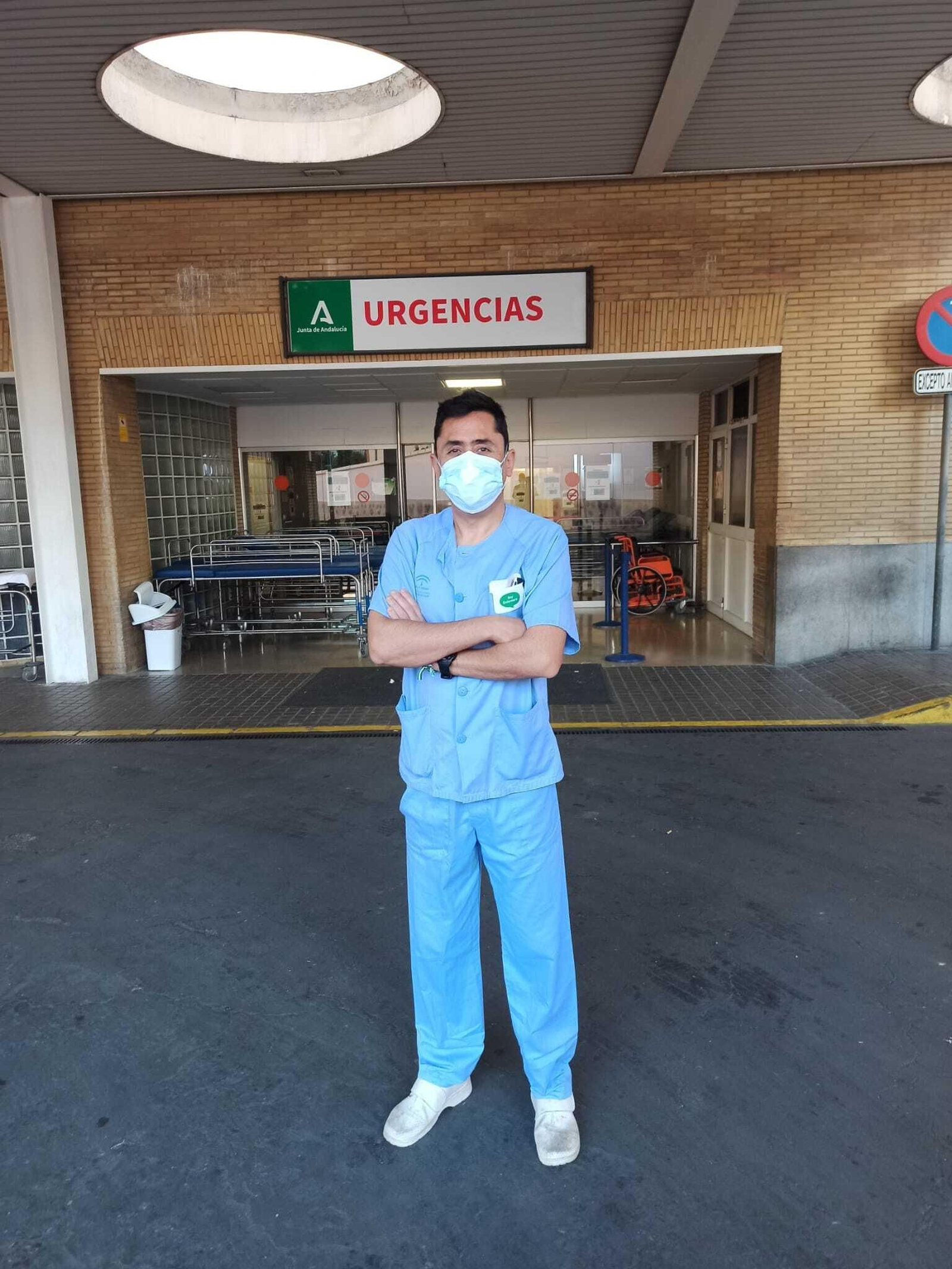 El enfermero Francisco Guerrero, a las puertas de las Urgencias del Virgen del Rocío.