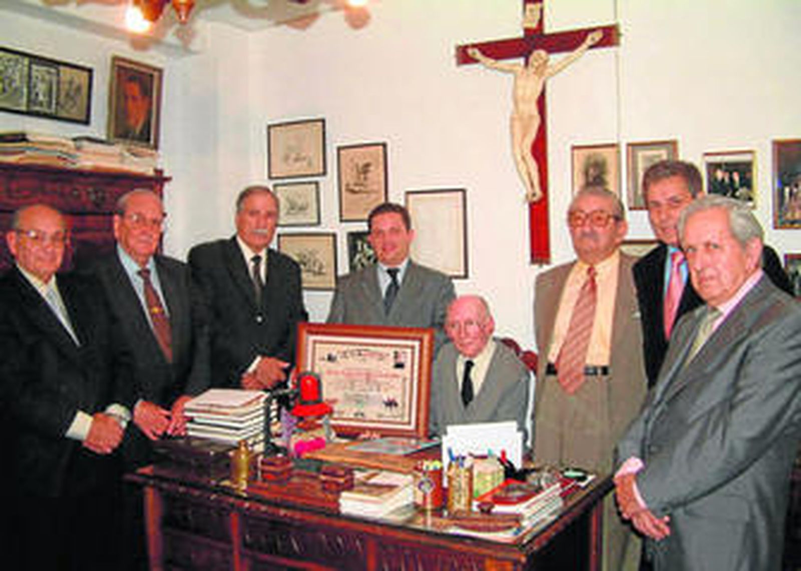 José Luis de Córdoba, sentado, en un homenaje.