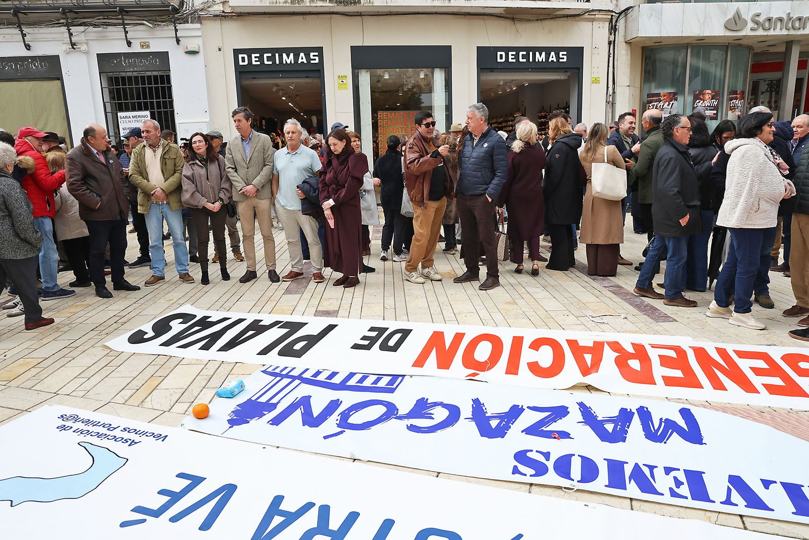 Fotografías de la manifestación en Huelva para exigir la regeneración de las playas