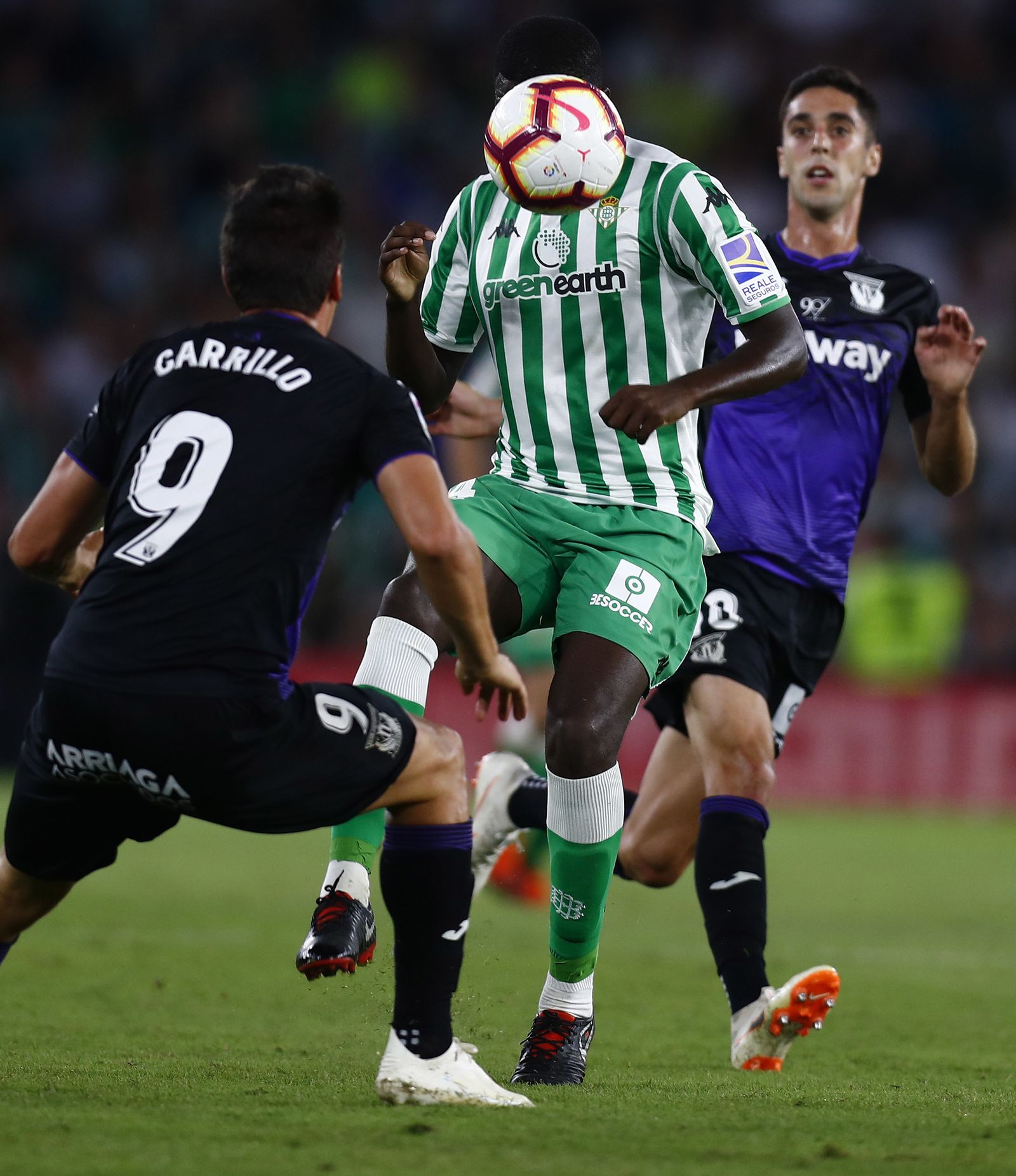 William Carvalho controla un balón ante Carrillo.
