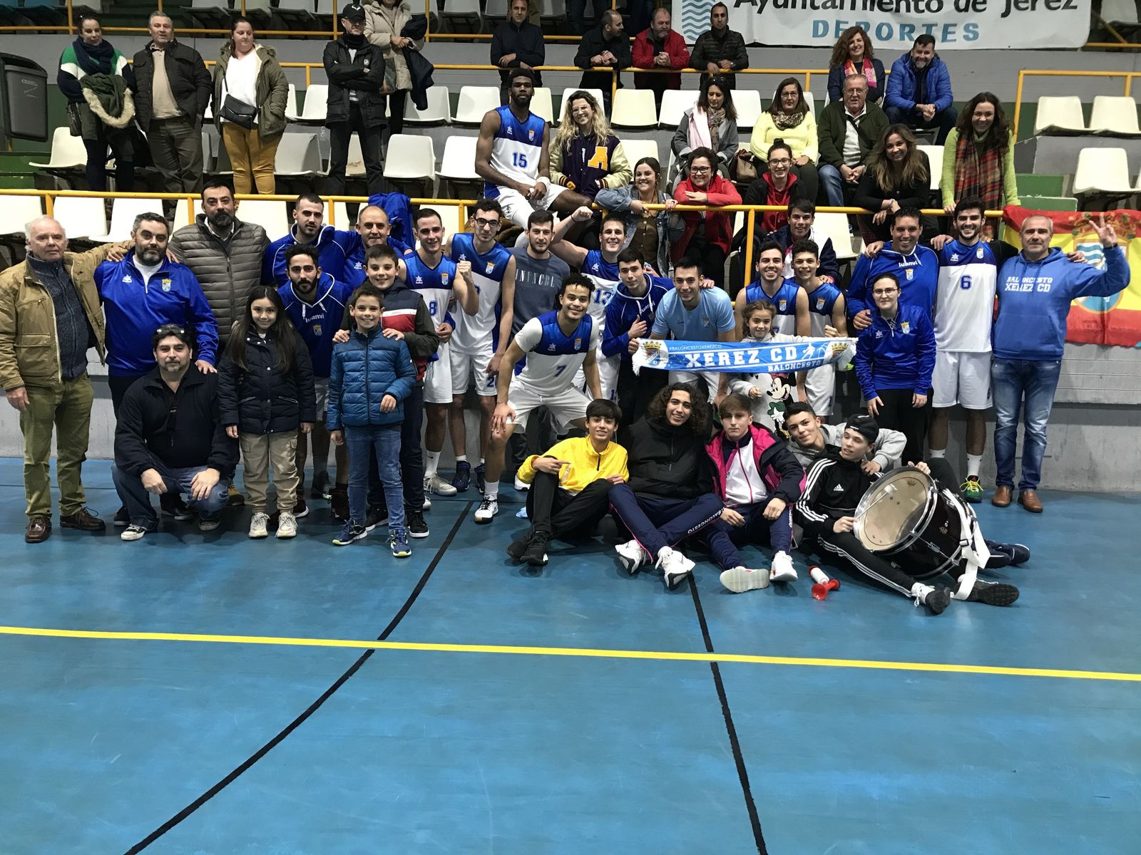 El Básket Xerez CD, celebrando el triunfo ante el Moguer en el Ruiz-Mateos.