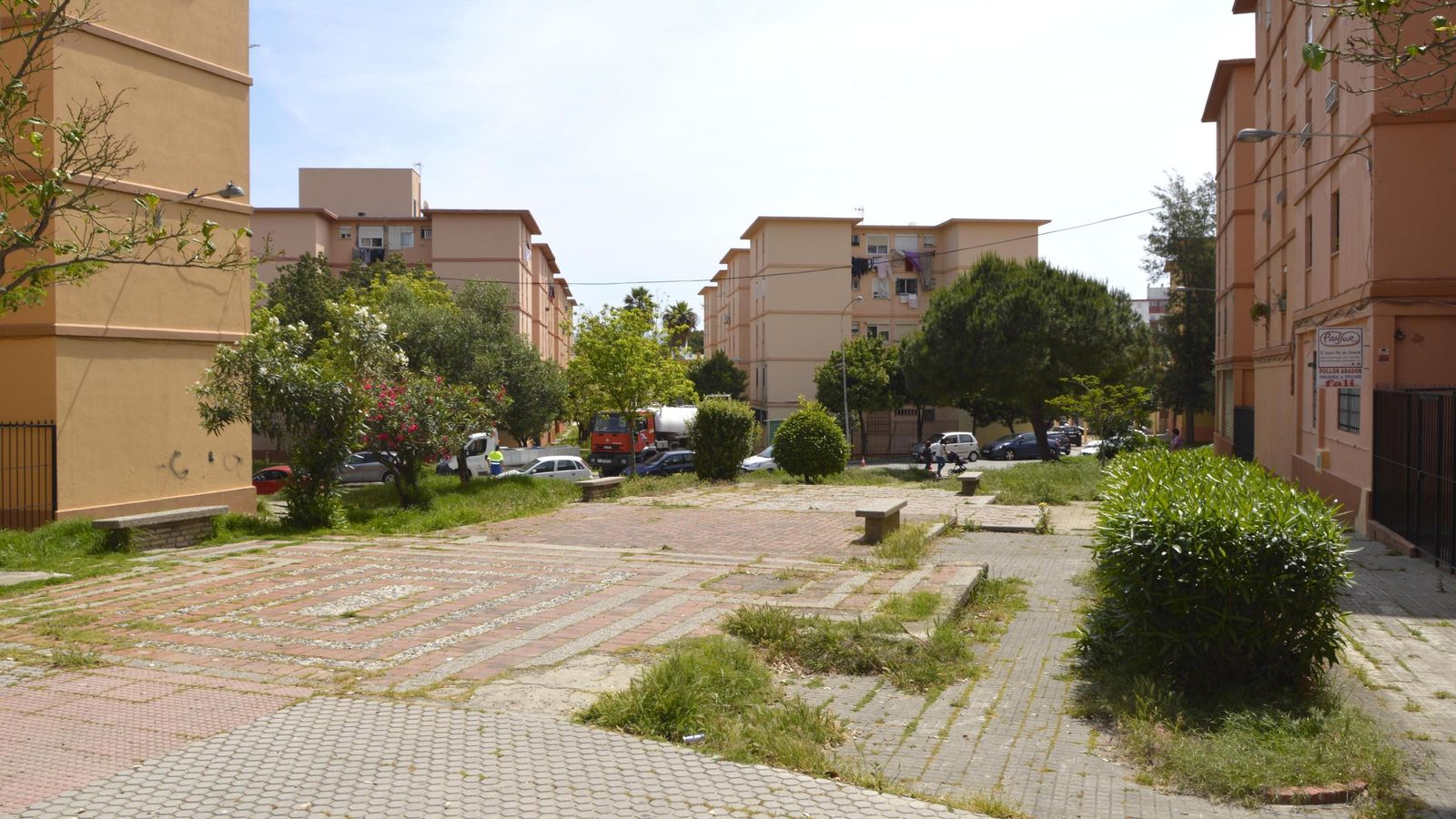 Una de las plazas de La Piñera, en Algeciras.