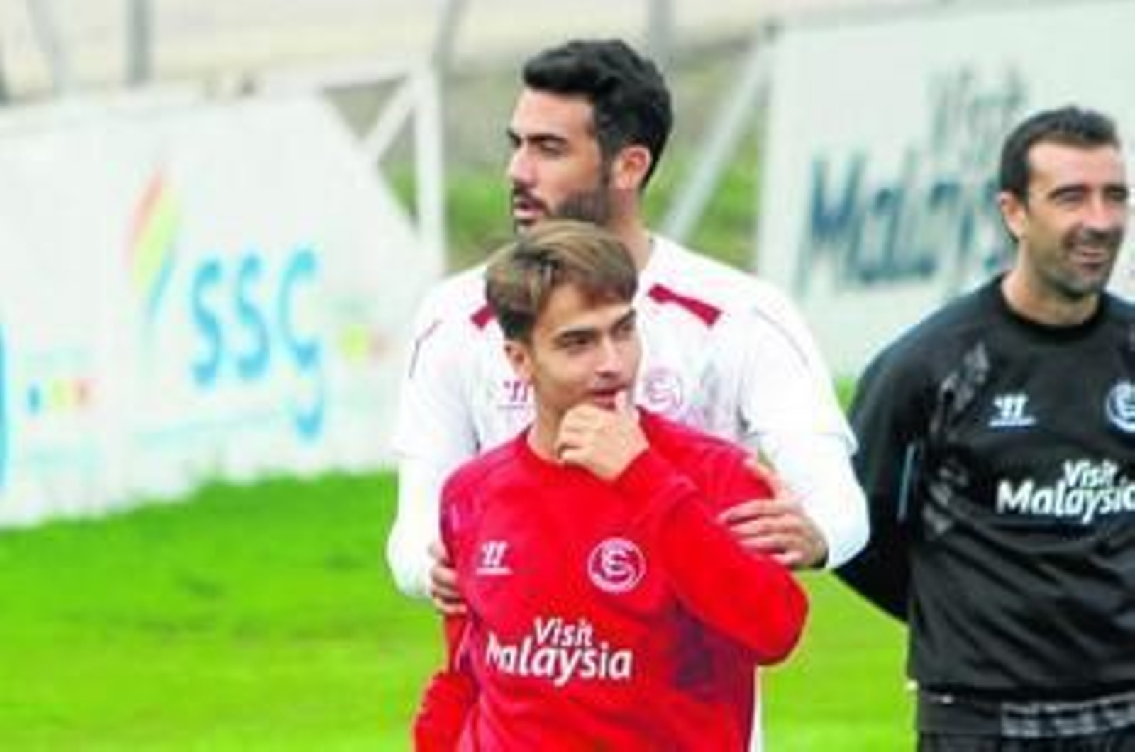 Vicente Iborra agarra a Denis Suárez sobre el césped de la ciudad deportiva.