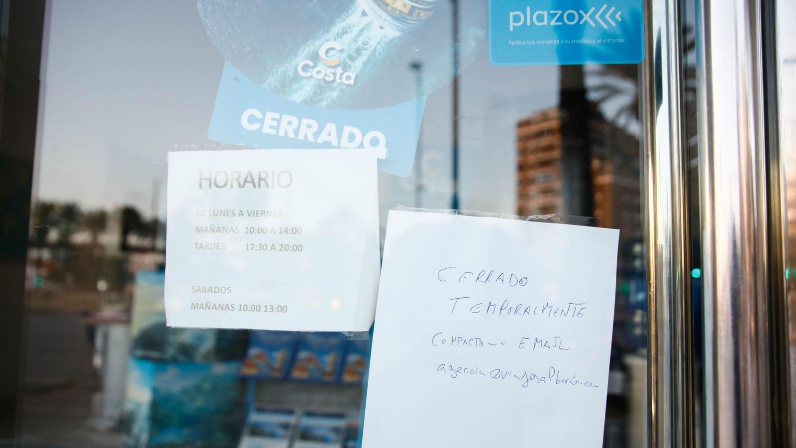 Una nota en la puerta de la agencia indica que están cerrados temporalmente