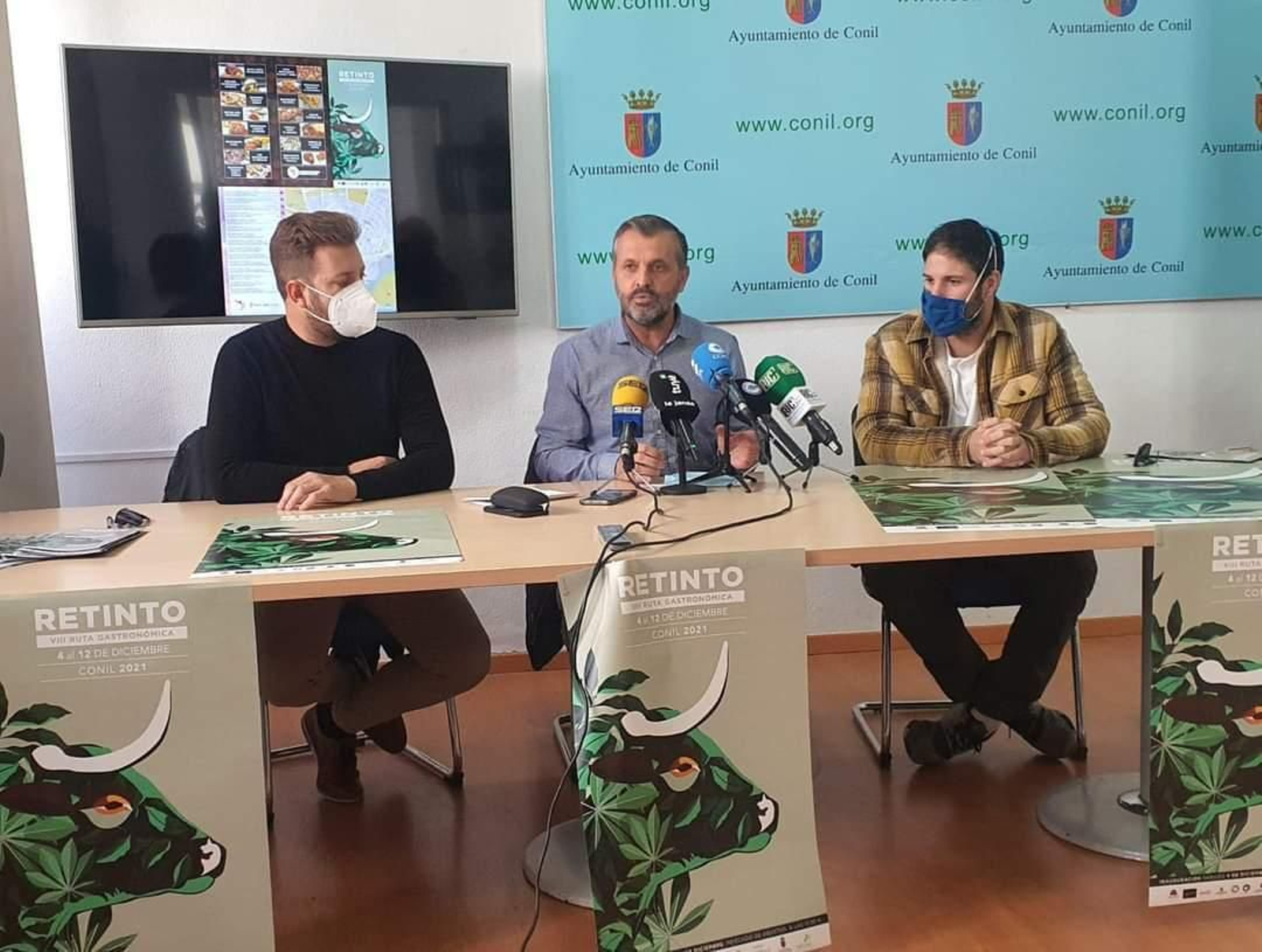Responsables del Ayuntamiento y de la Asociación Jóvenes Restauradores explican el programa de actos.