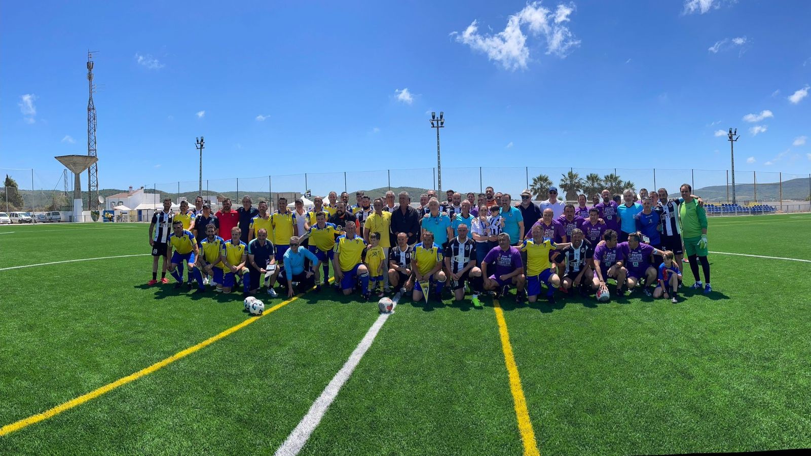 Foto de familia de los veteranos participantes en el triangular solidario.