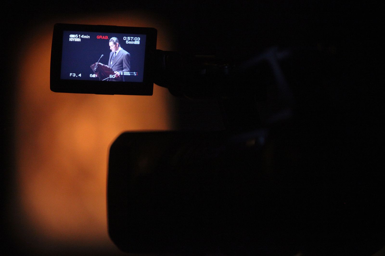 Una cámara graba el pregón de la Semana Santa.