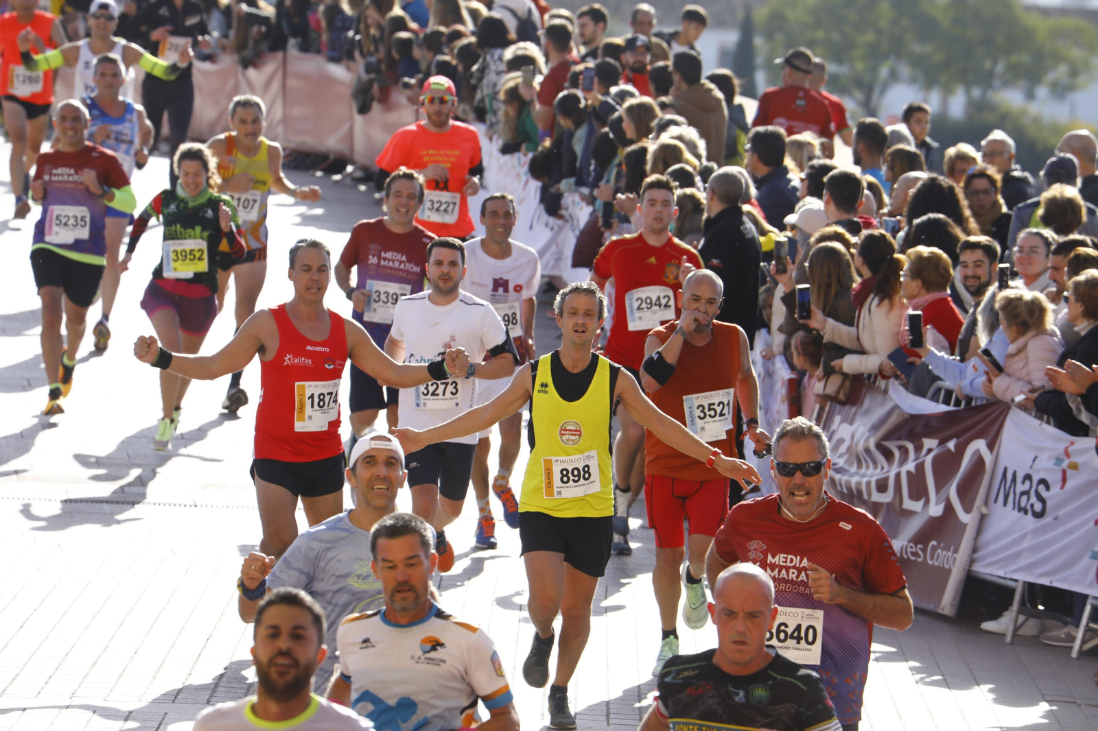 La gloria de cruzar la Puerta del Puente: imágenes de la meta de la 36 Media Maratón de Córdoba