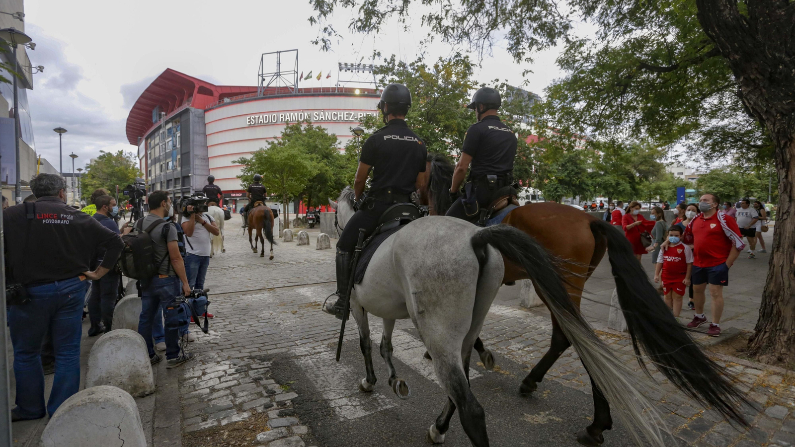 Mucha  presencia policial en el entorno del Sanchez Pizjuán  durante el derbi