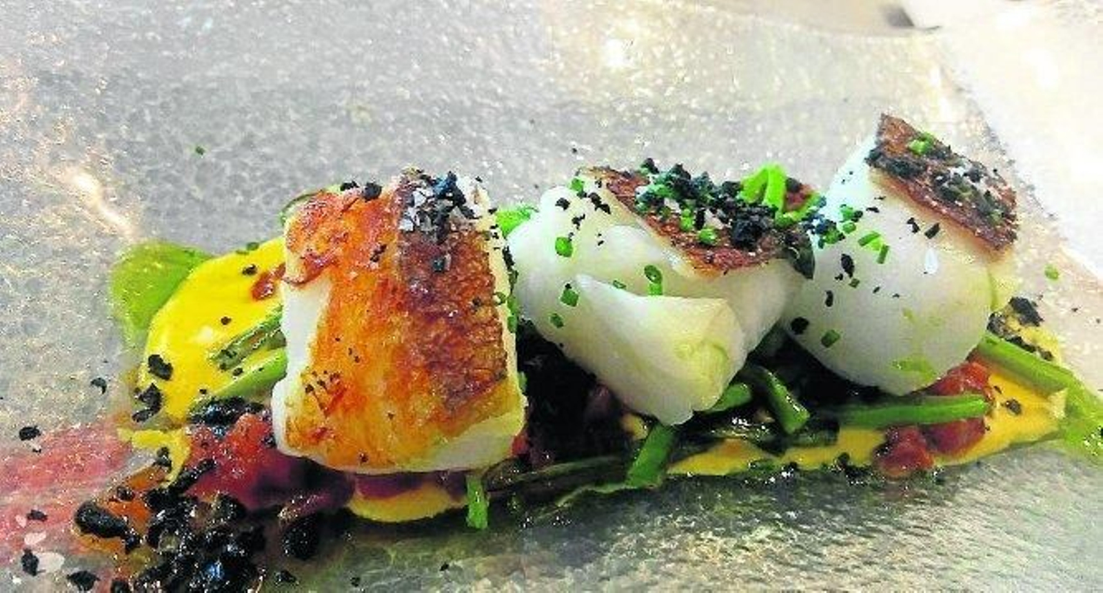 La peculiar versión del bacalao con tomate del restaurante A Plomo.