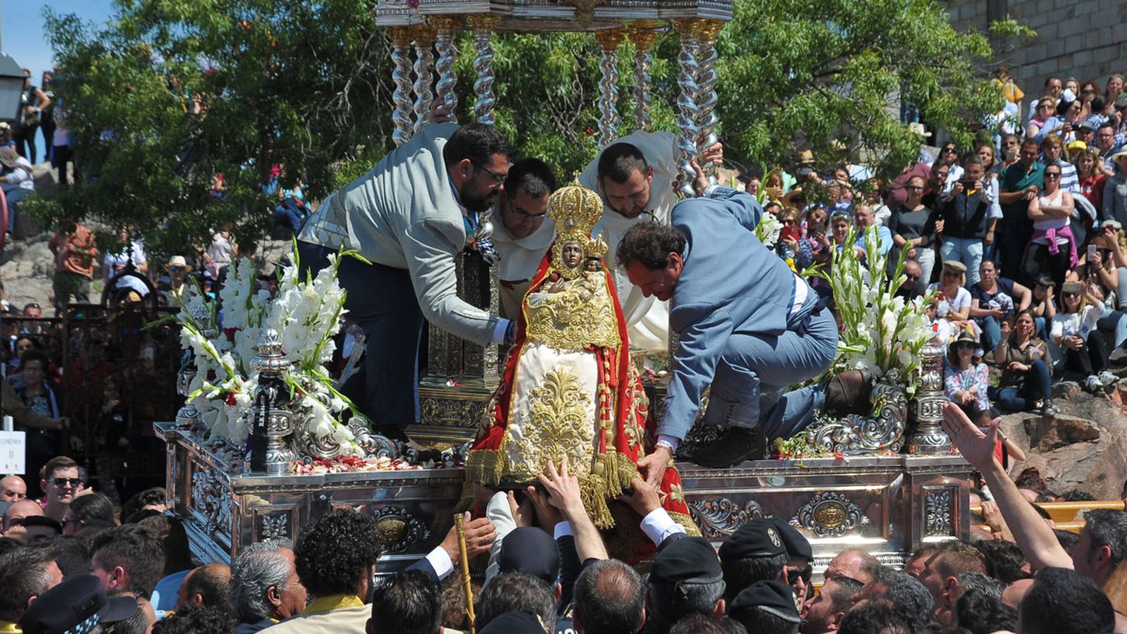 La Virgen de Andújar, patrona del municipio jiennense, durante la procesión de las fiestas más emotivas de la comarca de Sierra Morena.