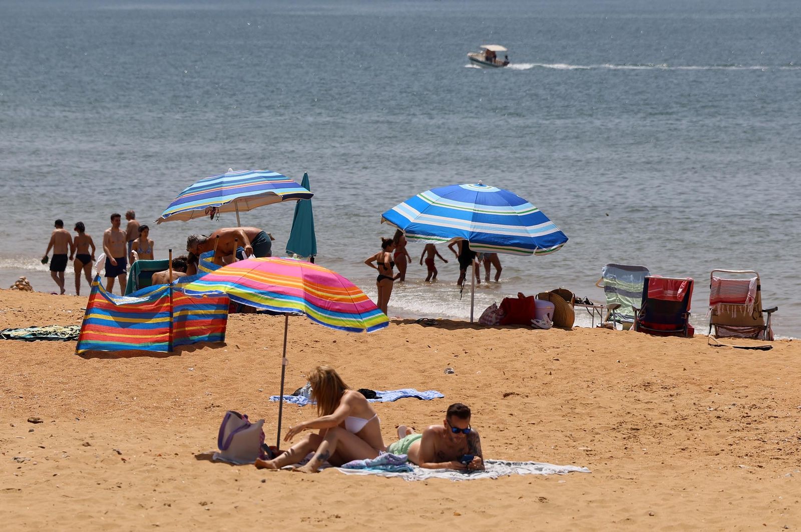 Imágenes del ambiente en las playas de Matalascañas, La Bota y Mazagón durante la mañana del domingo