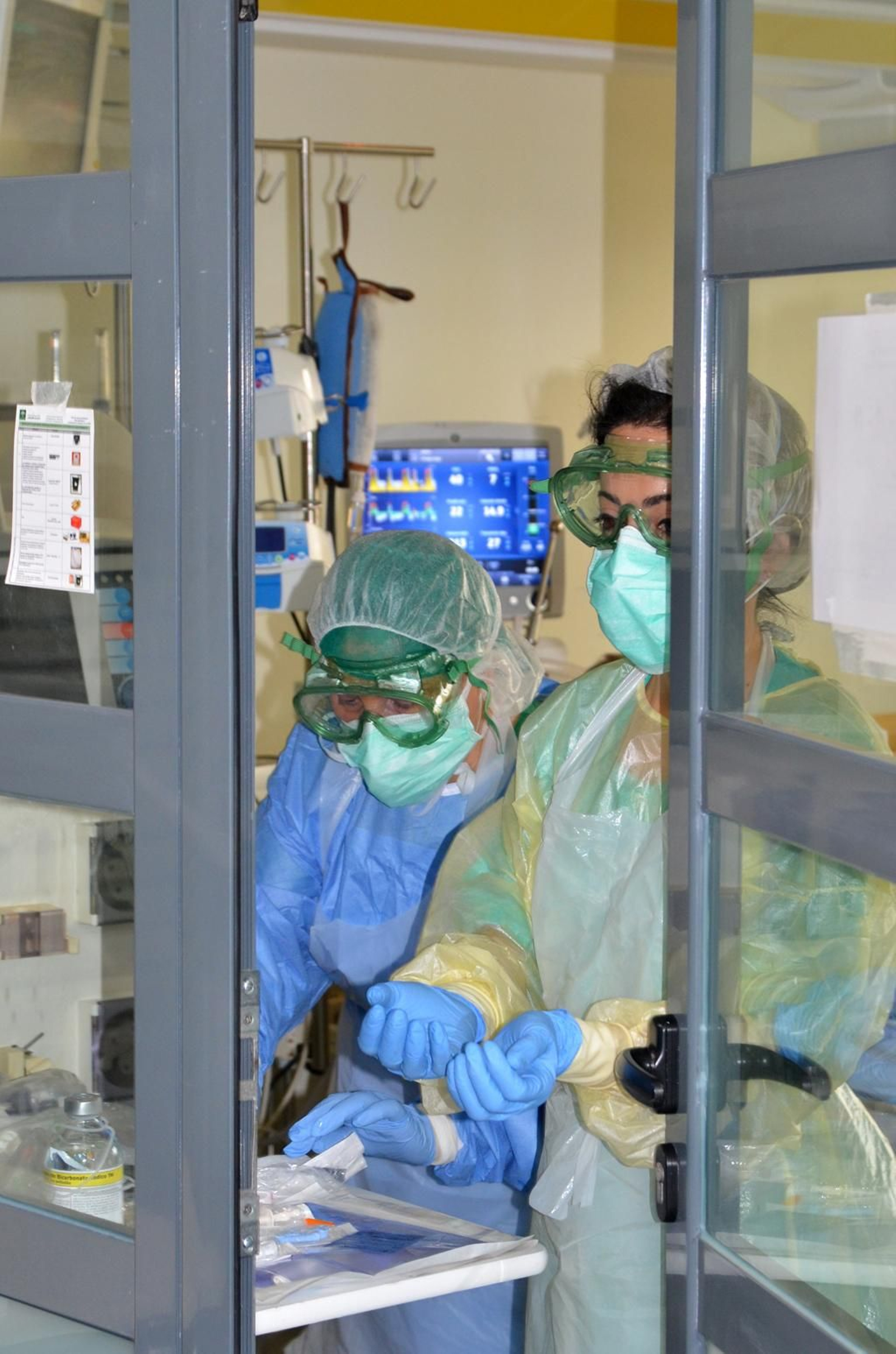 La lucha contra el coronavirus desde la UCI del Reina Sofía, fotografiada por sus profesionales