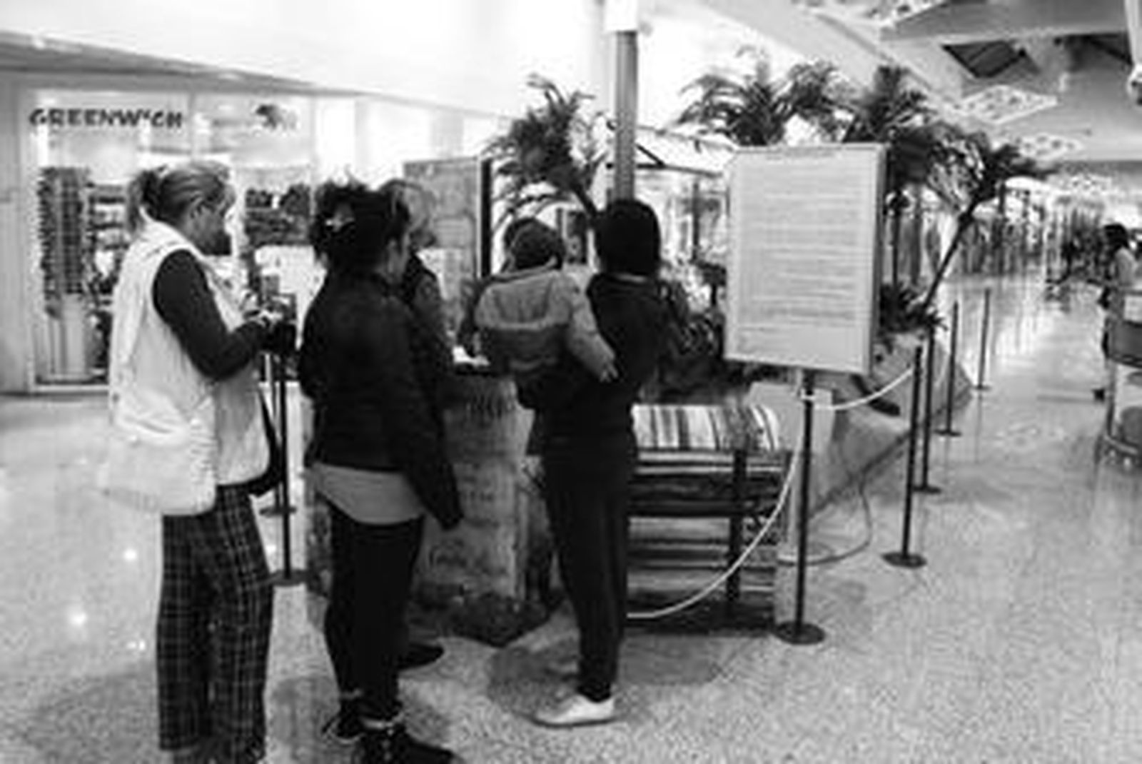 Varios clientes prueban suerte en una fotografía tomada ayer en Gran Sur.